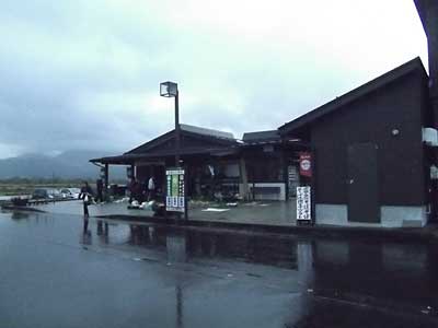 「道の駅千曲川」の直売所です。