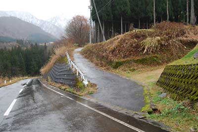 カヤを収穫後の道路です。