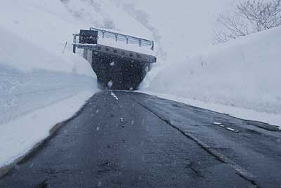 向かう途中の十二峠の雪の壁は２ｍを越えています。