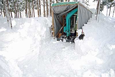 約１時間かかってユンボで除雪しました。