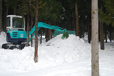 朝から雪室１号へユンボで雪入れをしました。 