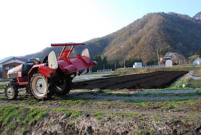 今シーズン初出場のトラクターで耕耘しました。