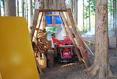 チッパーシュレッダー君を杉林の定位置である簡易小屋に格納しました。