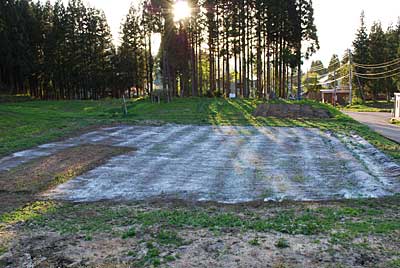 かなり遅くなりましたが、ため池の下の畑に石灰を撒きました。