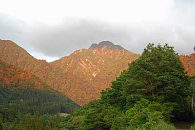 夕方、大源太山が夕陽で赤く染まりました。