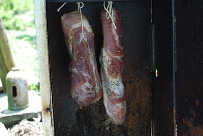 今日は豚のバラ肉で燻製を作ってみることにしました。