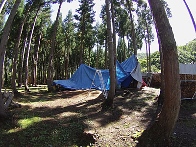 簡易作業所の天幕の手直しをしました。