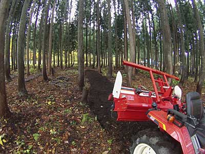 行者ニンニク畑の耕耘（開墾）をトラクターでしました。