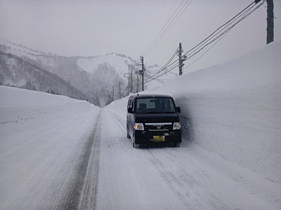 道路の雪壁が２ｍ近くになりました。