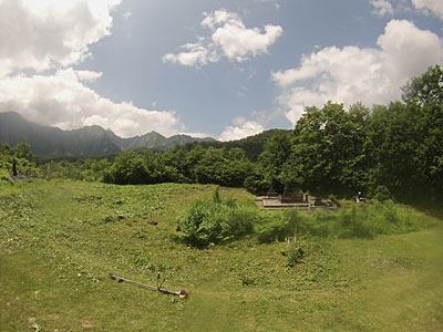 昨日の続きで墓地の草刈りをしました。