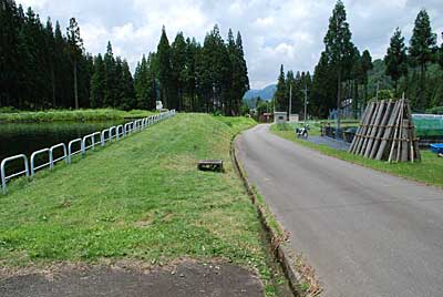 ため池の脇の草刈りもしました。