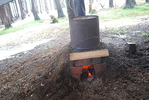 雪囲いが出来ないので、今年最後の炭焼きをしました。