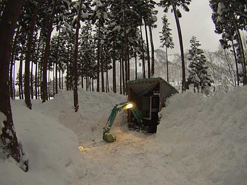 ５時前には、小屋の前の除雪が終了しました。