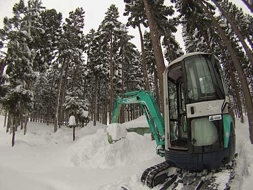 ユンボ小屋の除雪と雪室に雪入れを少しだけしました。