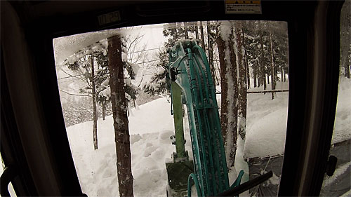 杉林の雪室にユンボで雪入れをしました。