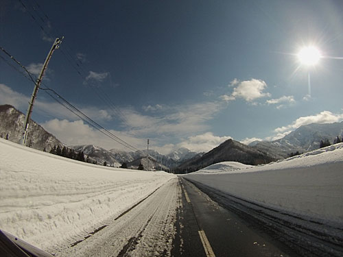 道路から大源太山。