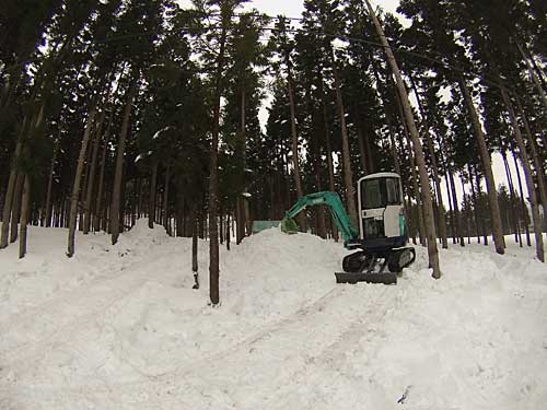 午後からユンボで雪室に雪入れをしました。