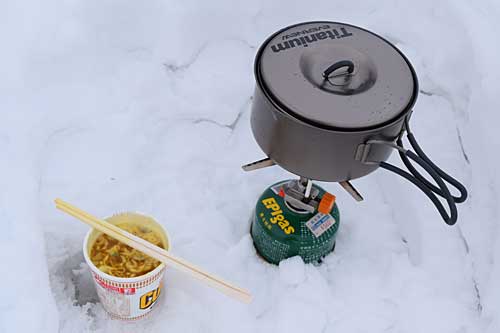 今日は、ビール無しでカップ麺を山頂で食べてきました。