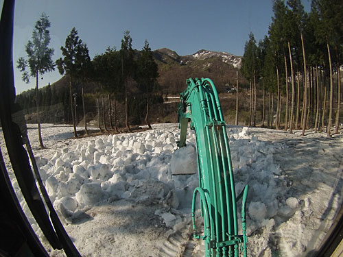 ユンボで畑の雪の天地返しをしました。