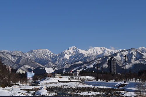 魚野川からの大源太山の雪景色きれいでした。