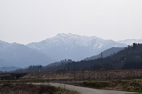 遠くの山々には、まだ雪が残っています。