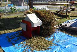 足踏み式の脱穀器