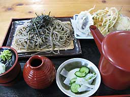 自慢の石臼挽きのてんぷら蕎麦