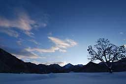 大源太雪原と空