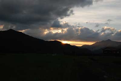 今日も、雨が降らず夕焼けがきれいでした。