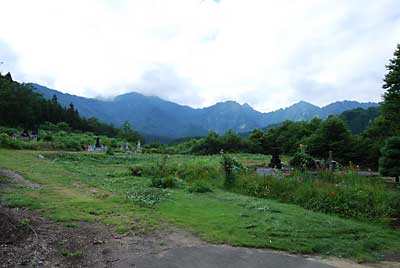 朝イチで、お墓の草刈りの続きをしました。