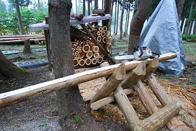 丸太の刻み作業。