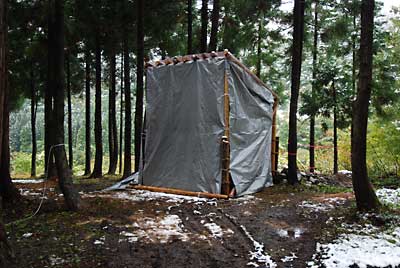 とりあえずユンボ小屋は、シートで巻きました。