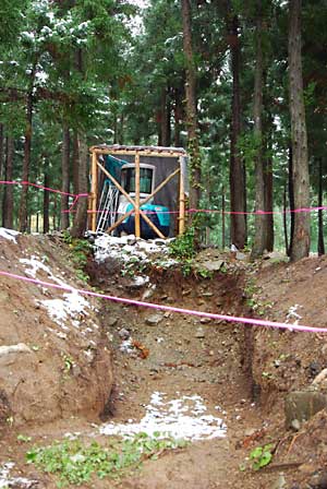 雪の貯蔵穴に溜まる段取りですが……？