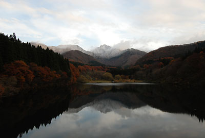 大源太湖に行って大源太山の冠雪の写真を撮って来ました。