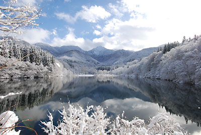 絶景の大源太湖