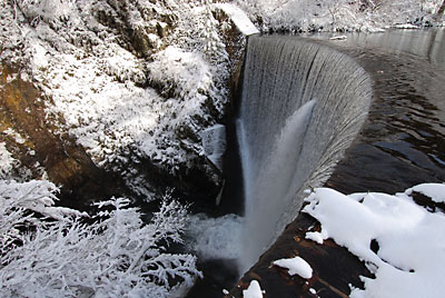 堰堤の滝