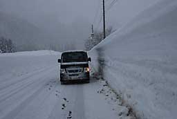 道路の雪壁がバモスより高くなりました