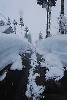 道路の壁も凄くなりましたが、消雪パイプが活躍してくれます