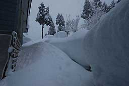 屋根の雪が落ちて、家の回りもこんな状態です