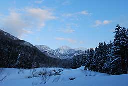 大源太川は、まだ雪がいっぱいです