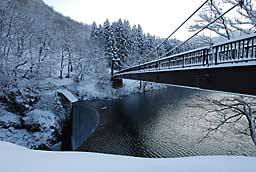 ようやく雪が消えて堰堤が見えました