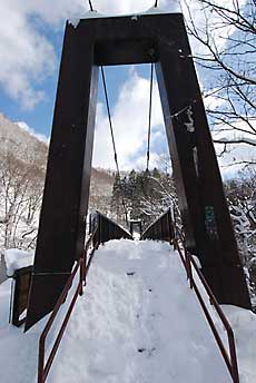 大源太湖の堰堤の上に架かる「希望大橋」です