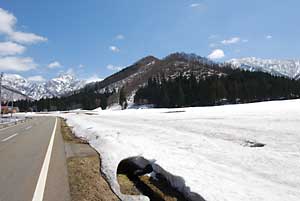 ずいぶん道路脇の雪が消えました