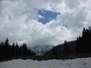 寒いと思ったら大源太山に雪が降っていました