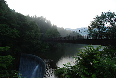 水量が多くて堰堤からの滝が見事です。