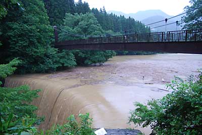 大源太湖の堰堤の滝