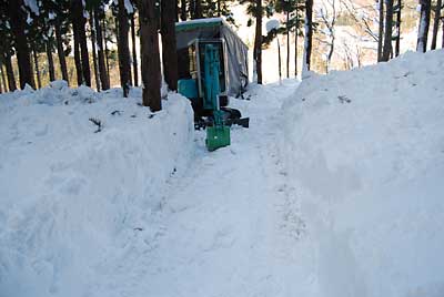 雪を相手にユンボの操作練習をしました。