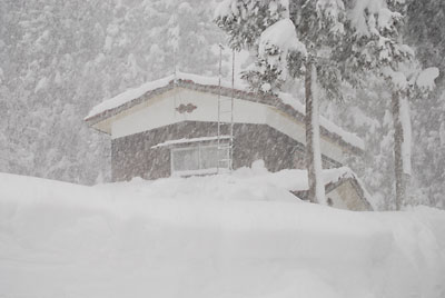 結局、１日かかって屋根の雪掘りが終わりました。