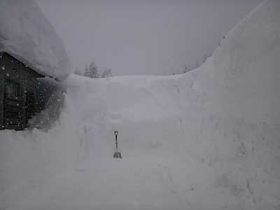 ２ｍ以上の雪の壁が行く手を拒み…断念しました。