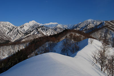 峰の稜線が綺麗です。